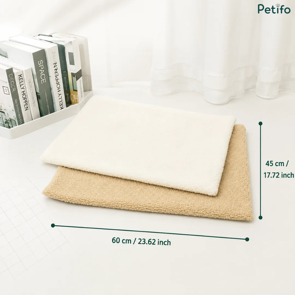 Dimensions of the pet mat shown as 60 cm by 45 cm (23.62 inches by 17.72 inches) with a white and a beige mat stacked together.