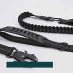 Clipping the SafePaw anti-pull lead into the car seatbelt – Petifo